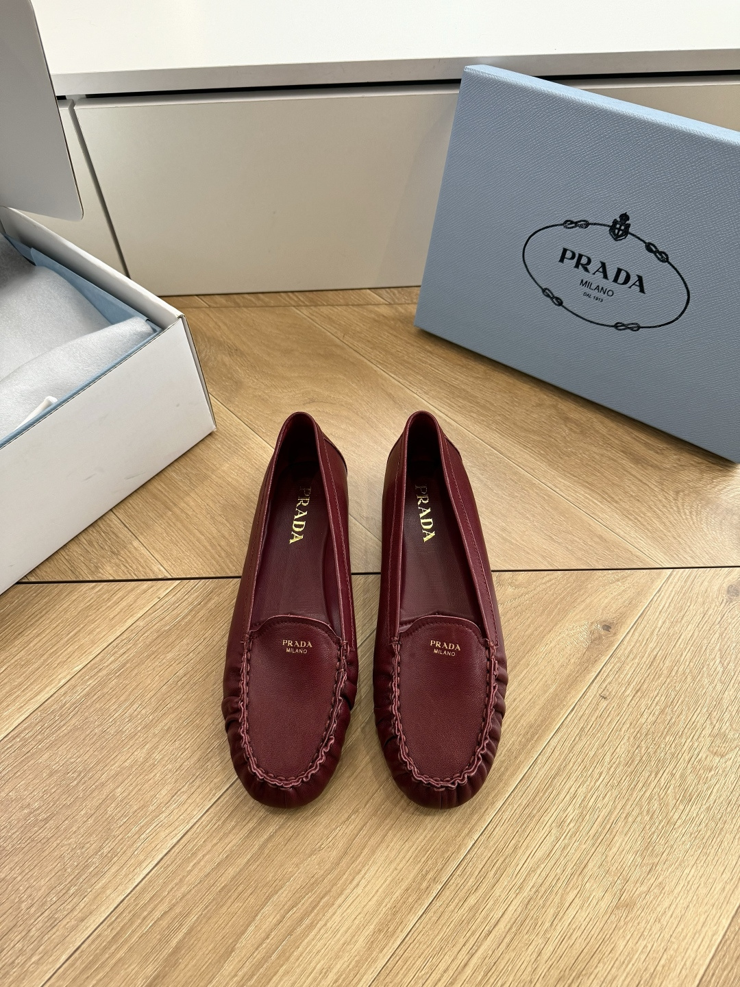 G887统一飞机盒顶级品质所见即所得Prada/普拉达26WF早春新品复古三角标褶皱粗跟平底玛丽珍鞋单鞋