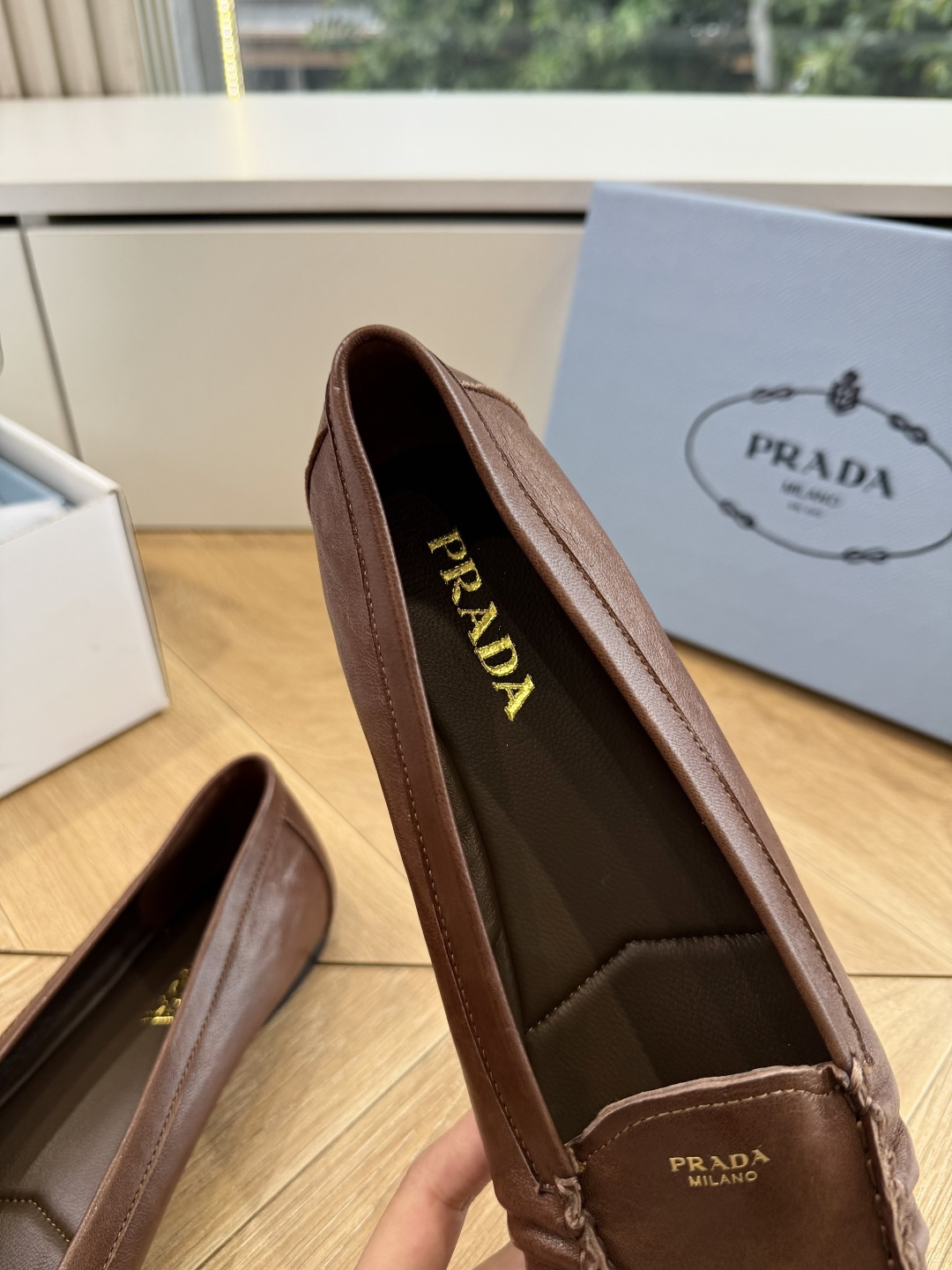 G887统一飞机盒顶级品质所见即所得Prada/普拉达26WF早春新品复古三角标褶皱粗跟平底玛丽珍鞋单鞋
