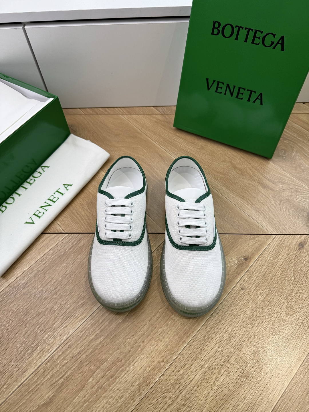 NO:905255,G741BOTTEGA VENETA BV2026 new retro Eliot sports shoes are on the market and will become gods! BV's new Eliot is inspired by retro basketball shoes, and the childlike colors rejuvenate! It can be worn as a couple's shoes. The entire shoe is breathable and comfortable, the canvas upper is lightweight, and the upper and splicing are wrapped with soft and luxurious sheepskin inlays. The red lines on each shoe edge are hand-painted, which adds more taste and attitude.  Size 35-40 (40.41 non-returnable and non-exchangeable), casual shoes/sports shoes, bottega veneta,bottega veneta,sneakers,sheepskin19860909G741BOTTEGA VENETA BV2026新款复古Eliot运动鞋上市即封神! BV全新的 Eliot 以复古篮球鞋为设计灵感,童趣 的色彩焕发青春活力!可以做情侣鞋穿着哦整个鞋子透气舒适,帆布鞋面自重轻盈,鞋帮和拼接处以柔软奢华的羊皮镶嵌包裹 每只鞋边的红线均为手工绘画,更具品味与态度喔 尺码35-40(40.41不退不换),休闲鞋/运动鞋,bottega veneta,bottega veneta,sneakers,sheepskin,Women's Shoes