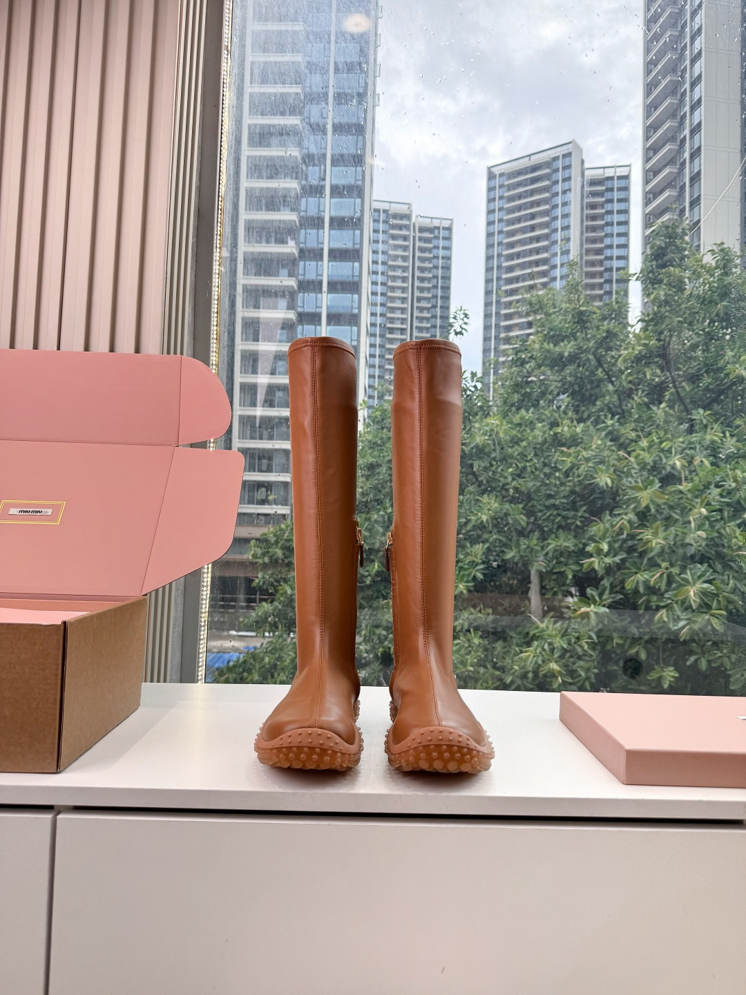 G027断货王爆款 Miumiu谬谬miumiu26秋冬弹力长靴订了好久了，都忘了这双鞋了，终于到货了。