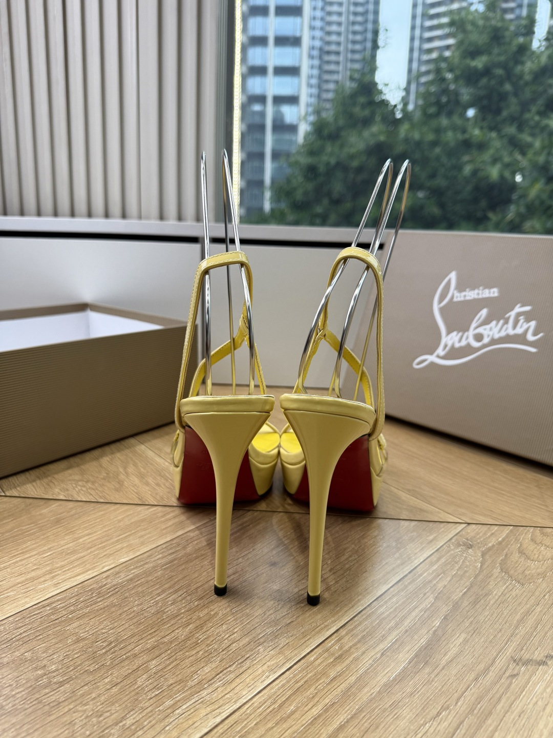 G277Christian Louboutin红底鞋防水台凉鞋 选到了颜色真好看呀[色色R]MyTheresa上现在居然