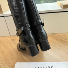 G028😀LEMAIRE✨2026秋冬新款复古短靴,法式慵懒,简约而不失格调,绑带设计,是随性与精致的融合,太美貌了💯 G028😀LEMAIRE✨2026秋冬新款复古短靴,法式慵懒,简约而不失格调,绑带设计,是随性与精致的融合,太美貌了💯