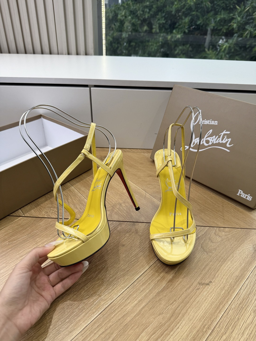 G277Christian Louboutin红底鞋防水台凉鞋 选到了颜色真好看呀[色色R]MyTheresa上现在居然