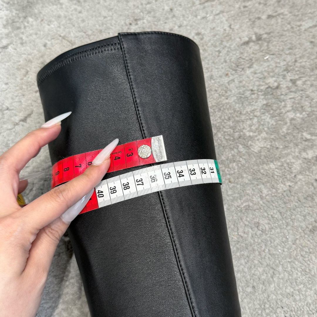 G241 Alaia阿莱雅代购级别尖头高跟弹力靴 这款高跟鞋的尖头设计非常时尚,能够拉长脚部线条,显得脚部更加修长纤细。 G241 Alaia阿莱雅代购级别尖头高跟弹力靴 这款高跟鞋的尖头设计非常时尚,能够拉长脚部线条,显得脚部更加修长纤细。