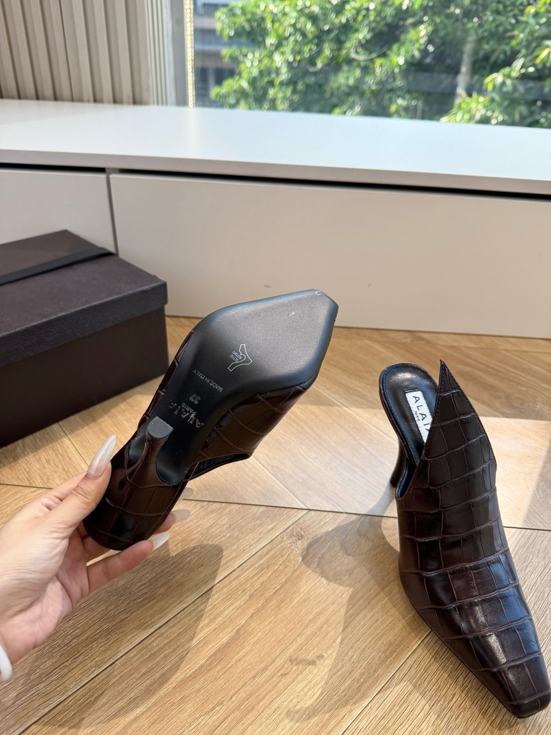 G241 Alaia阿莱雅代购级别尖头穆勒高跟鞋 这款高跟鞋的尖头设计非常时尚,能够拉长脚部线条,显得脚部更加修长纤细。 G241 Alaia阿莱雅代购级别尖头穆勒高跟鞋 这款高跟鞋的尖头设计非常时尚,能够拉长脚部线条,显得脚部更加修长纤细。