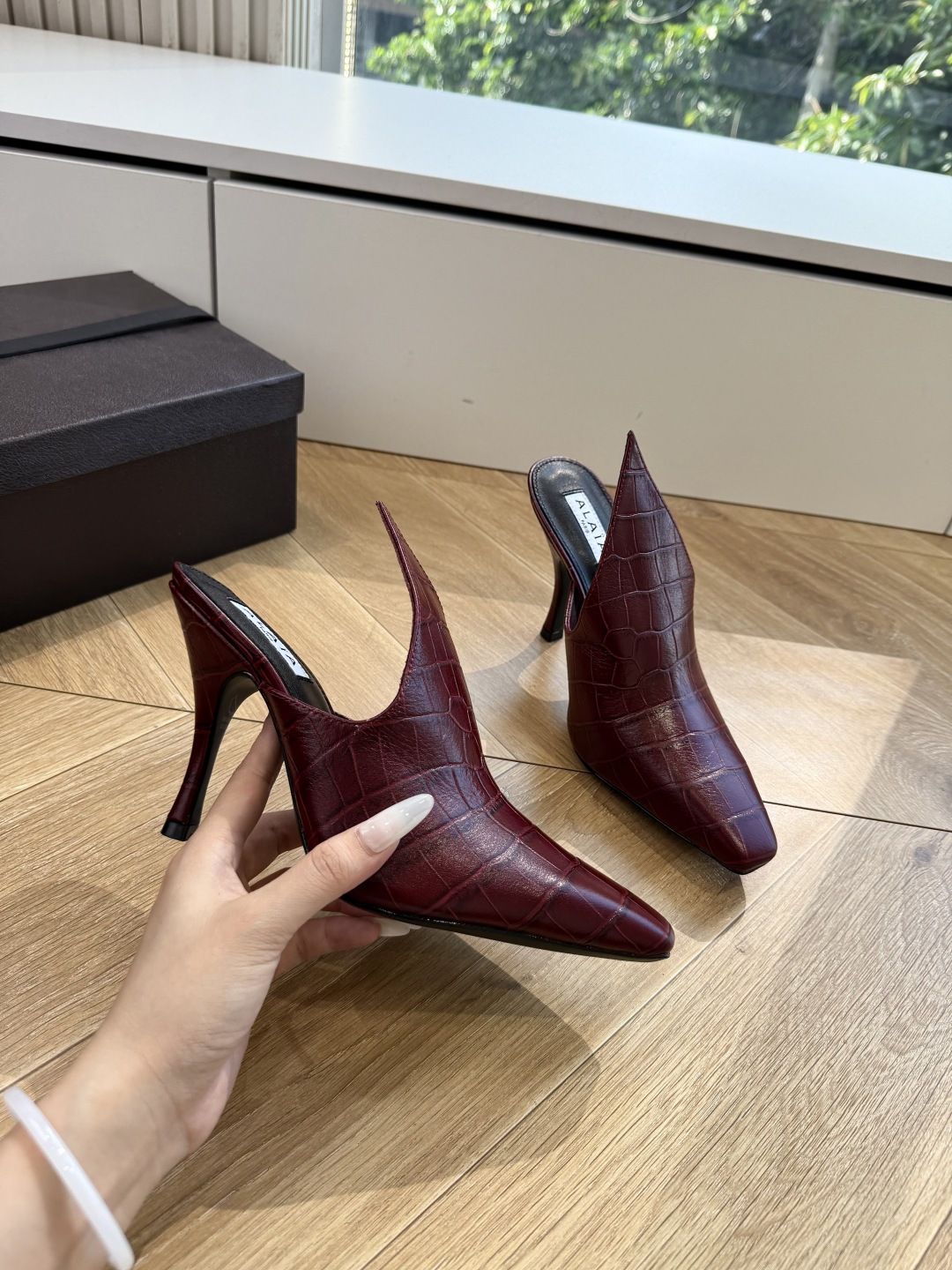 G241 Alaia阿莱雅代购级别尖头穆勒高跟鞋 这款高跟鞋的尖头设计非常时尚,能够拉长脚部线条,显得脚部更加修长纤细。 G241 Alaia阿莱雅代购级别尖头穆勒高跟鞋 这款高跟鞋的尖头设计非常时尚,能够拉长脚部线条,显得脚部更加修长纤细。