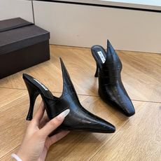 G241 Alaia阿莱雅代购级别尖头穆勒高跟鞋 这款高跟鞋的尖头设计非常时尚,能够拉长脚部线条,显得脚部更加修长纤细。 G241 Alaia阿莱雅代购级别尖头穆勒高跟鞋 这款高跟鞋的尖头设计非常时尚,能够拉长脚部线条,显得脚部更加修长纤细。