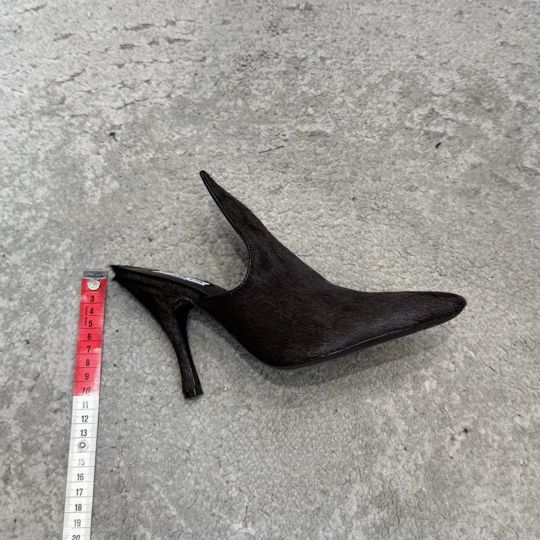 G241 Alaia阿莱雅代购级别尖头穆勒高跟鞋 这款高跟鞋的尖头设计非常时尚,能够拉长脚部线条,显得脚部更加修长纤细。 G241 Alaia阿莱雅代购级别尖头穆勒高跟鞋 这款高跟鞋的尖头设计非常时尚,能够拉长脚部线条,显得脚部更加修长纤细。
