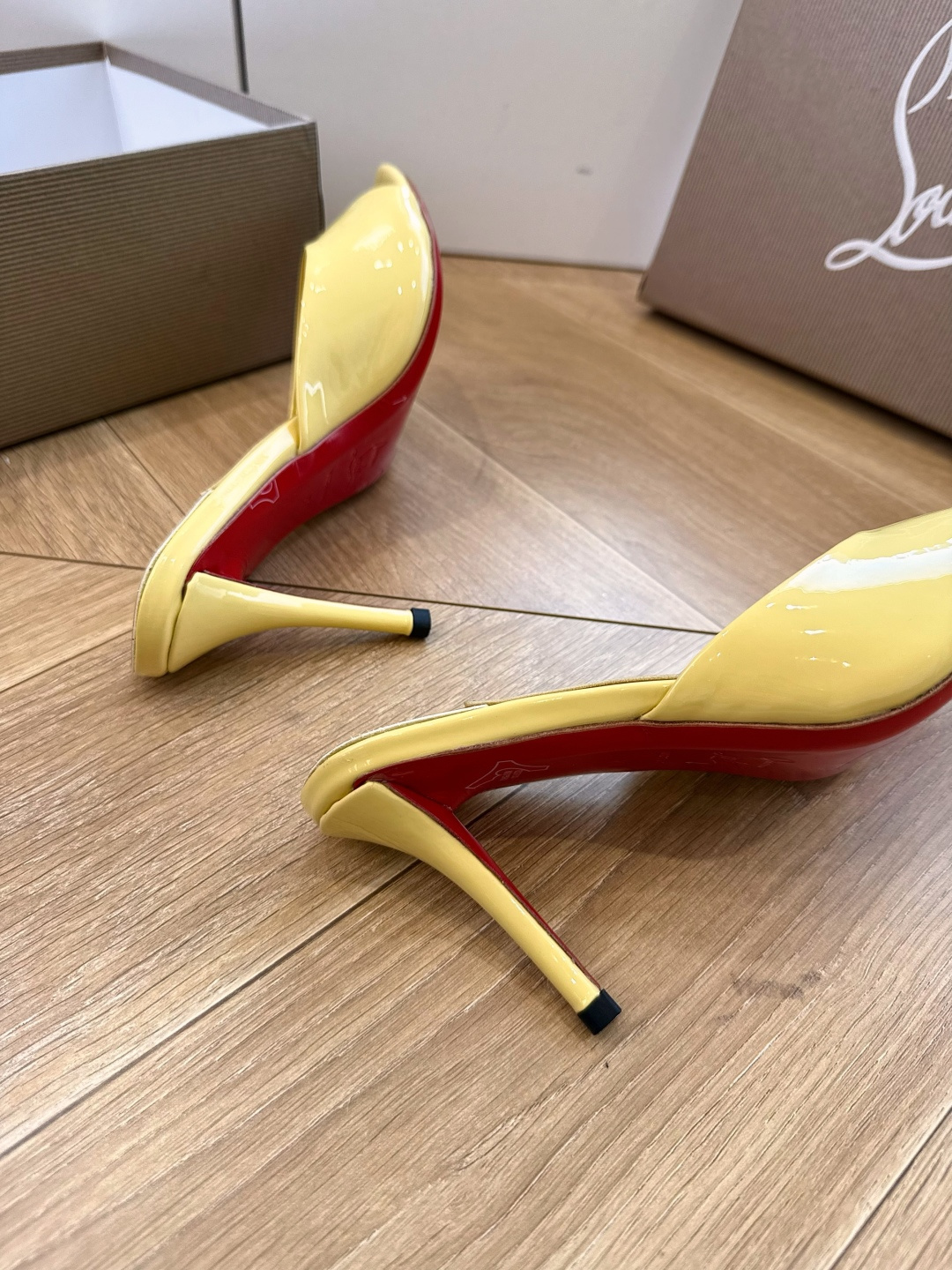 G277Christian Louboutin红底鞋防水台凉鞋 选到了颜色真好看呀[色色R]MyTheresa上现在居然