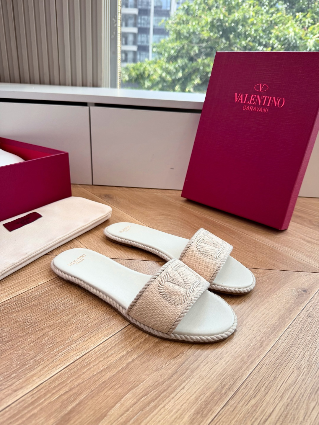 G171顶级品质 VALENTINO华伦天奴经典凉鞋单鞋春夏VLOGO SIGNATURE鞋型线条流畅.版型超赞上脚舒适 G171顶级品质 VALENTINO华伦天奴经典凉鞋单鞋春夏VLOGO SIGNATURE鞋型线条流畅.版型超赞上脚舒适