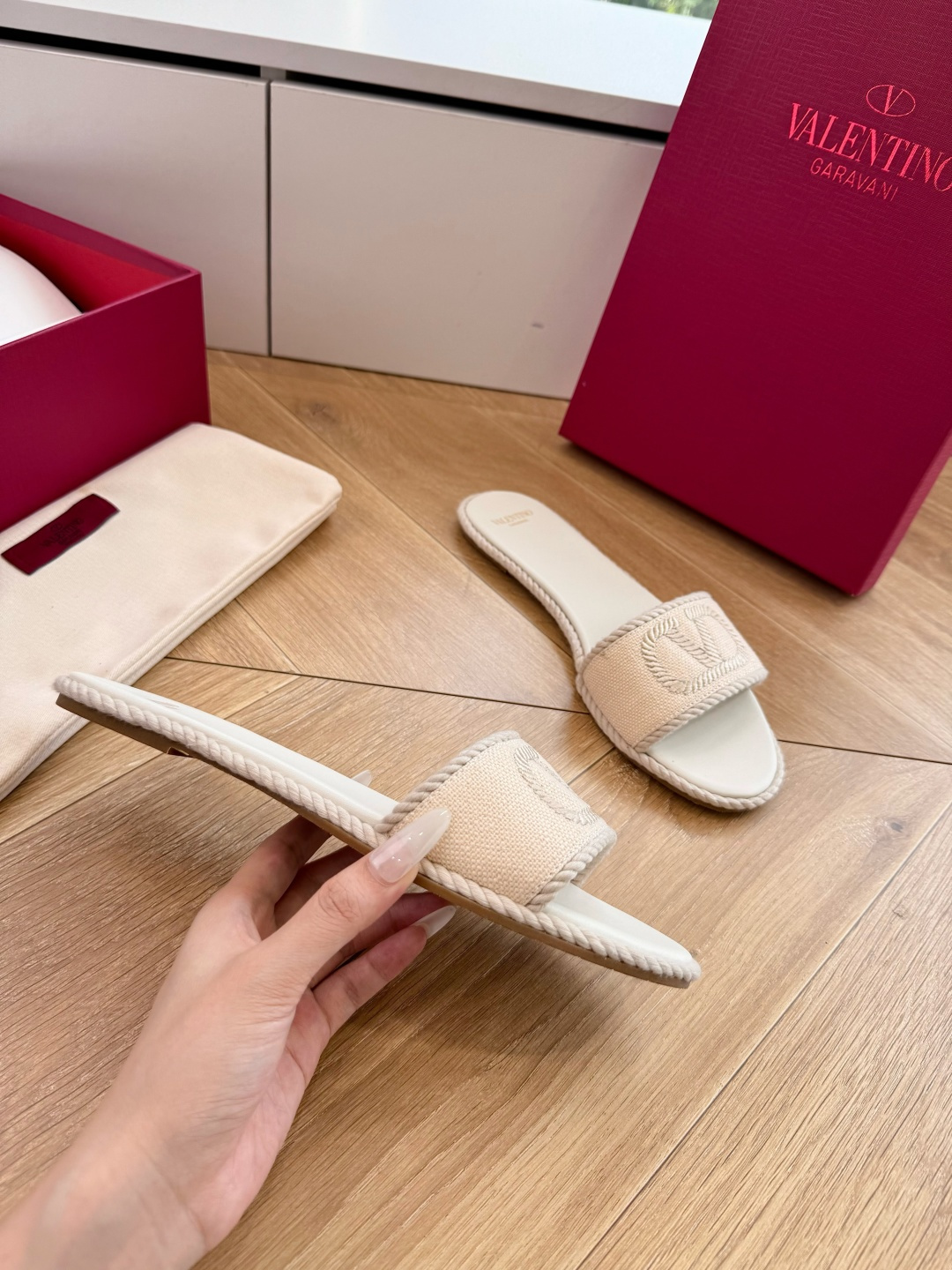 G171顶级品质 VALENTINO华伦天奴经典凉鞋单鞋春夏VLOGO SIGNATURE鞋型线条流畅.版型超赞上脚舒适 G171顶级品质 VALENTINO华伦天奴经典凉鞋单鞋春夏VLOGO SIGNATURE鞋型线条流畅.版型超赞上脚舒适