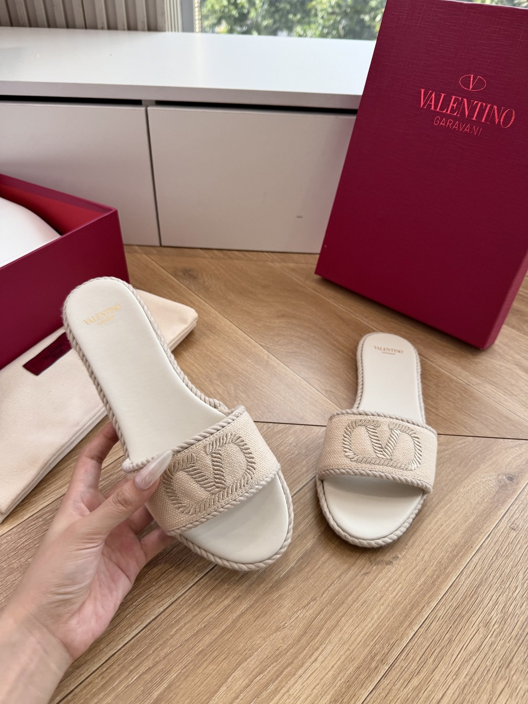 G171顶级品质 VALENTINO华伦天奴经典凉鞋单鞋春夏VLOGO SIGNATURE鞋型线条流畅.版型超赞上脚舒适 G171顶级品质 VALENTINO华伦天奴经典凉鞋单鞋春夏VLOGO SIGNATURE鞋型线条流畅.版型超赞上脚舒适