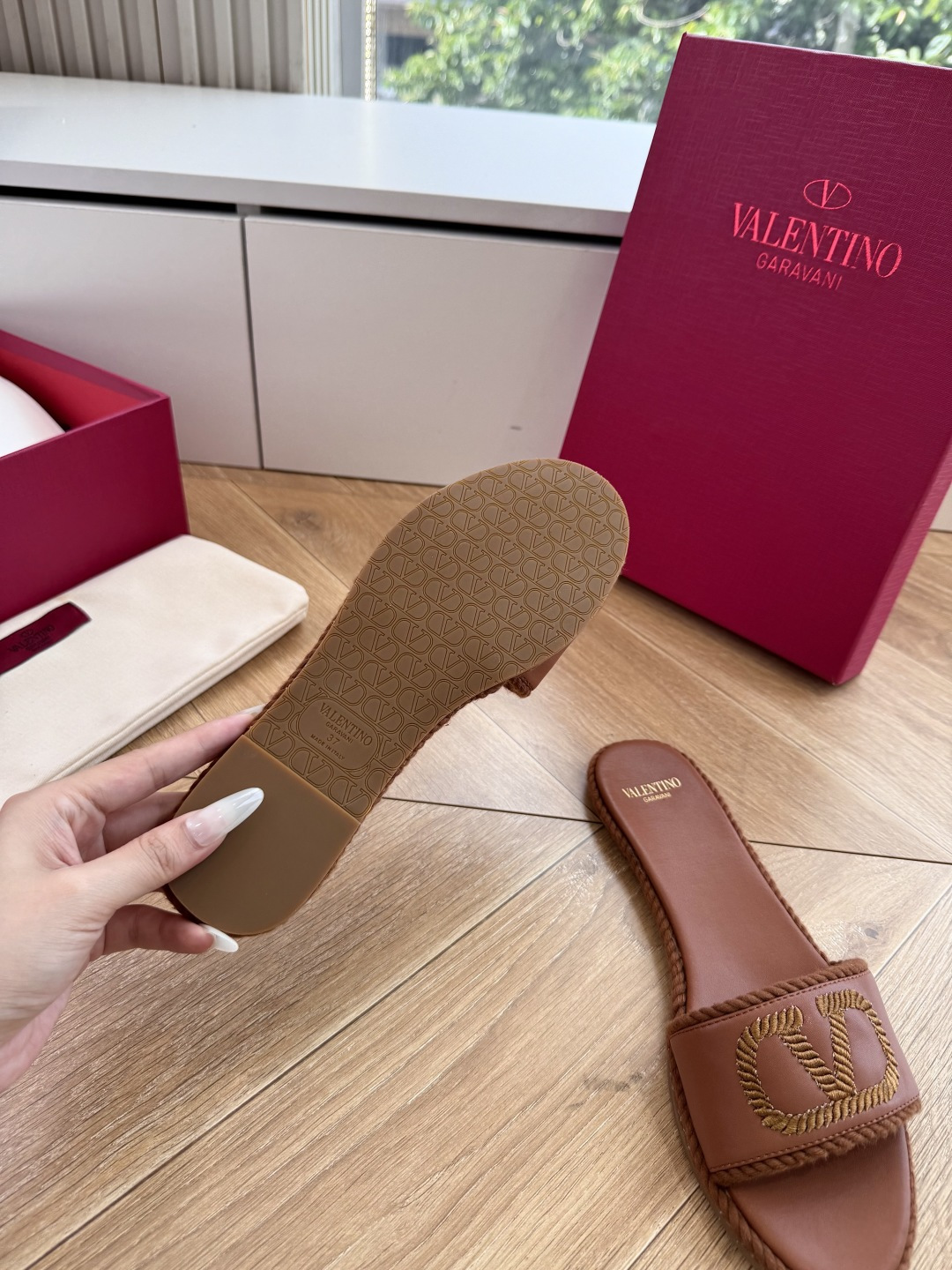 G171顶级品质 VALENTINO华伦天奴经典凉鞋单鞋春夏VLOGO SIGNATURE鞋型线条流畅.版型超赞上脚舒适 G171顶级品质 VALENTINO华伦天奴经典凉鞋单鞋春夏VLOGO SIGNATURE鞋型线条流畅.版型超赞上脚舒适