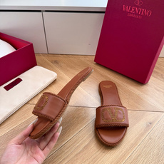 G171顶级品质 VALENTINO华伦天奴经典凉鞋单鞋春夏VLOGO SIGNATURE鞋型线条流畅.版型超赞上脚舒适 G171顶级品质 VALENTINO华伦天奴经典凉鞋单鞋春夏VLOGO SIGNATURE鞋型线条流畅.版型超赞上脚舒适