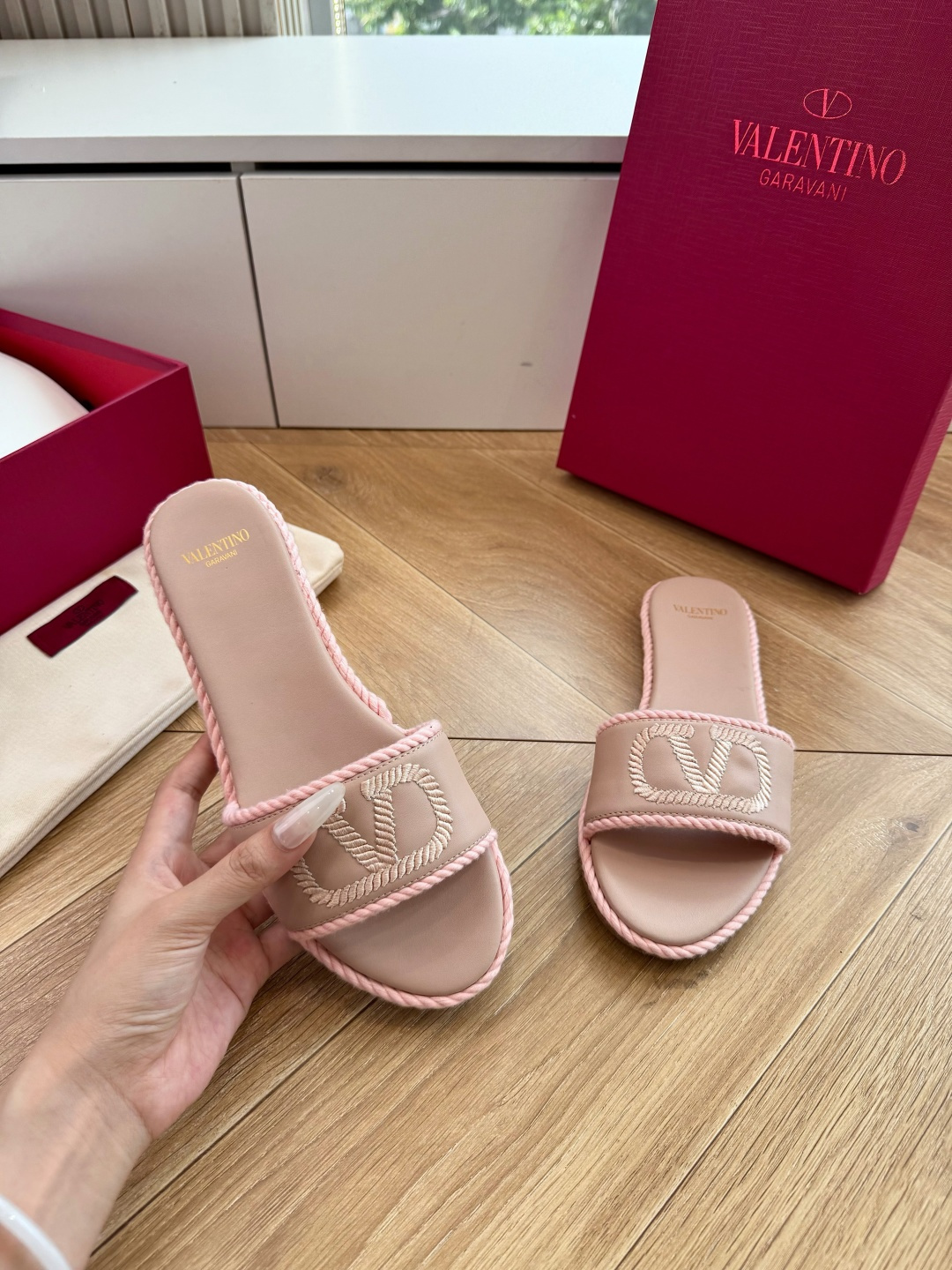 G171顶级品质 VALENTINO华伦天奴经典凉鞋单鞋春夏VLOGO SIGNATURE鞋型线条流畅.版型超赞上脚舒适 G171顶级品质 VALENTINO华伦天奴经典凉鞋单鞋春夏VLOGO SIGNATURE鞋型线条流畅.版型超赞上脚舒适