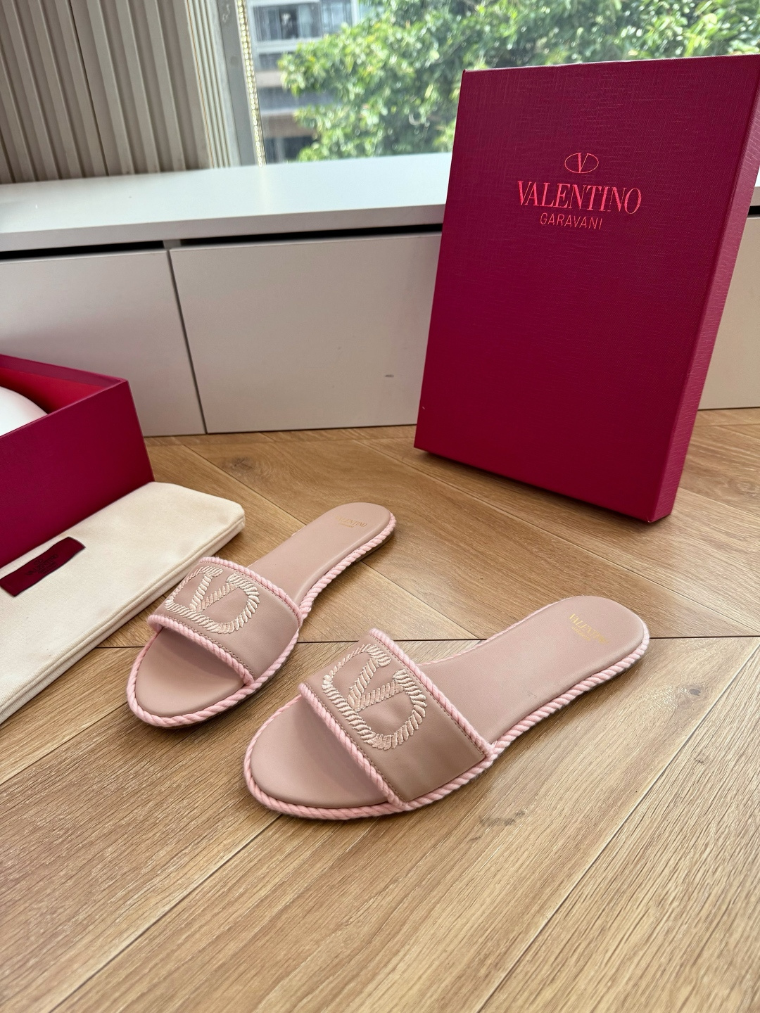 G171顶级品质 VALENTINO华伦天奴经典凉鞋单鞋春夏VLOGO SIGNATURE鞋型线条流畅.版型超赞上脚舒适 G171顶级品质 VALENTINO华伦天奴经典凉鞋单鞋春夏VLOGO SIGNATURE鞋型线条流畅.版型超赞上脚舒适