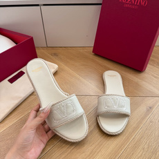 G171顶级品质 VALENTINO华伦天奴经典凉鞋单鞋春夏VLOGO SIGNATURE鞋型线条流畅.版型超赞上脚舒适 G171顶级品质 VALENTINO华伦天奴经典凉鞋单鞋春夏VLOGO SIGNATURE鞋型线条流畅.版型超赞上脚舒适