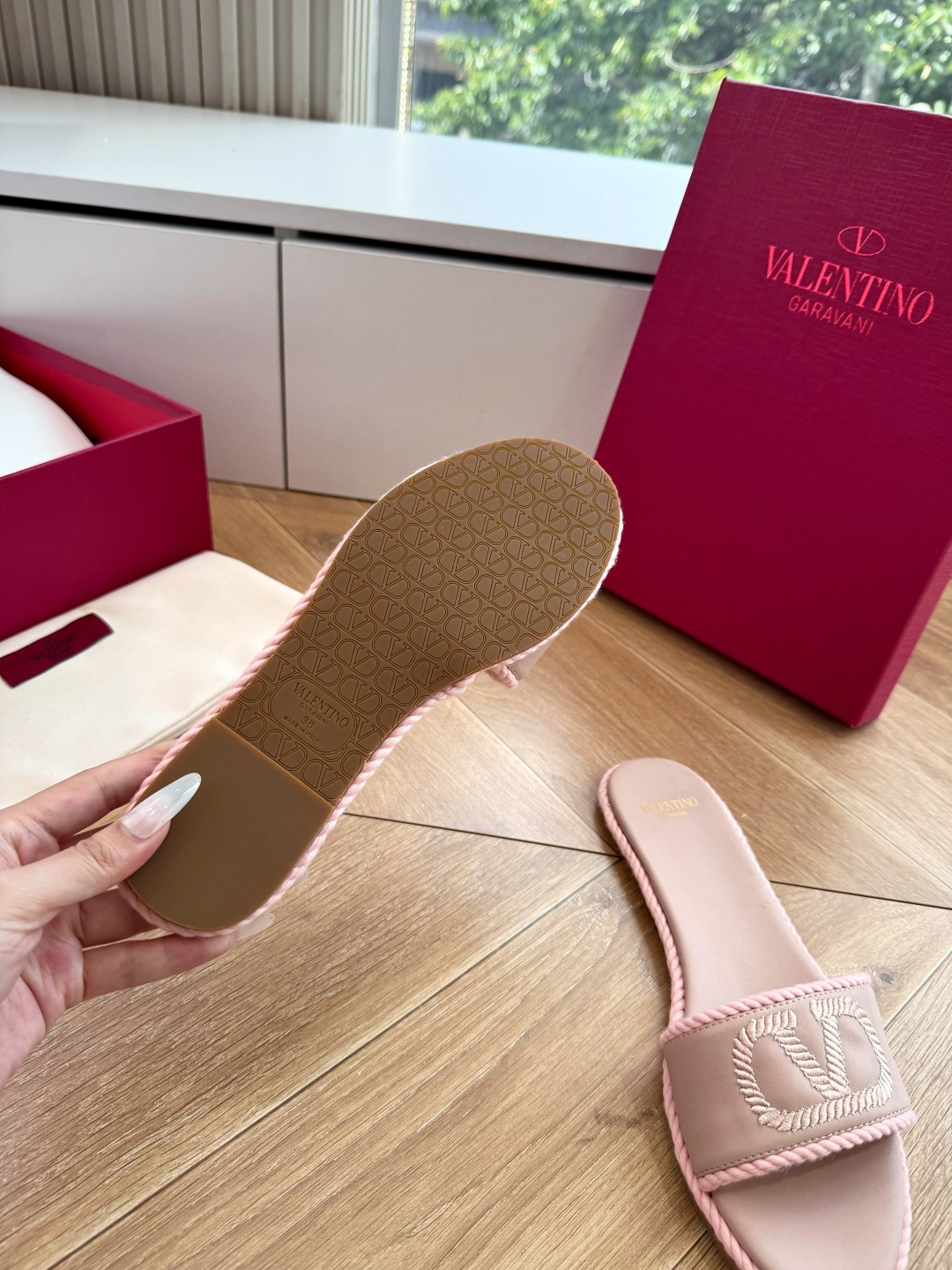 G171顶级品质 VALENTINO华伦天奴经典凉鞋单鞋春夏VLOGO SIGNATURE鞋型线条流畅.版型超赞上脚舒适 G171顶级品质 VALENTINO华伦天奴经典凉鞋单鞋春夏VLOGO SIGNATURE鞋型线条流畅.版型超赞上脚舒适
