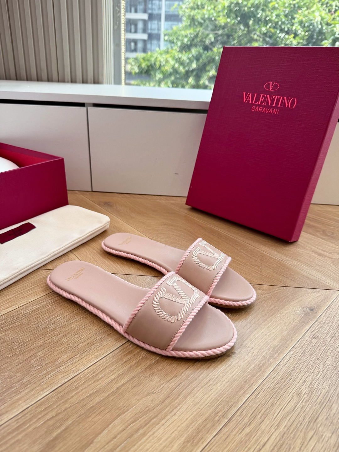G171顶级品质 VALENTINO华伦天奴经典凉鞋单鞋春夏VLOGO SIGNATURE鞋型线条流畅.版型超赞上脚舒适 G171顶级品质 VALENTINO华伦天奴经典凉鞋单鞋春夏VLOGO SIGNATURE鞋型线条流畅.版型超赞上脚舒适