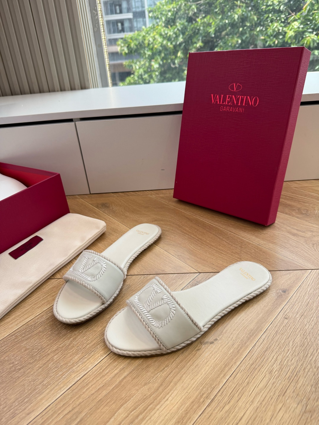 G171顶级品质 VALENTINO华伦天奴经典凉鞋单鞋春夏VLOGO SIGNATURE鞋型线条流畅.版型超赞上脚舒适 G171顶级品质 VALENTINO华伦天奴经典凉鞋单鞋春夏VLOGO SIGNATURE鞋型线条流畅.版型超赞上脚舒适