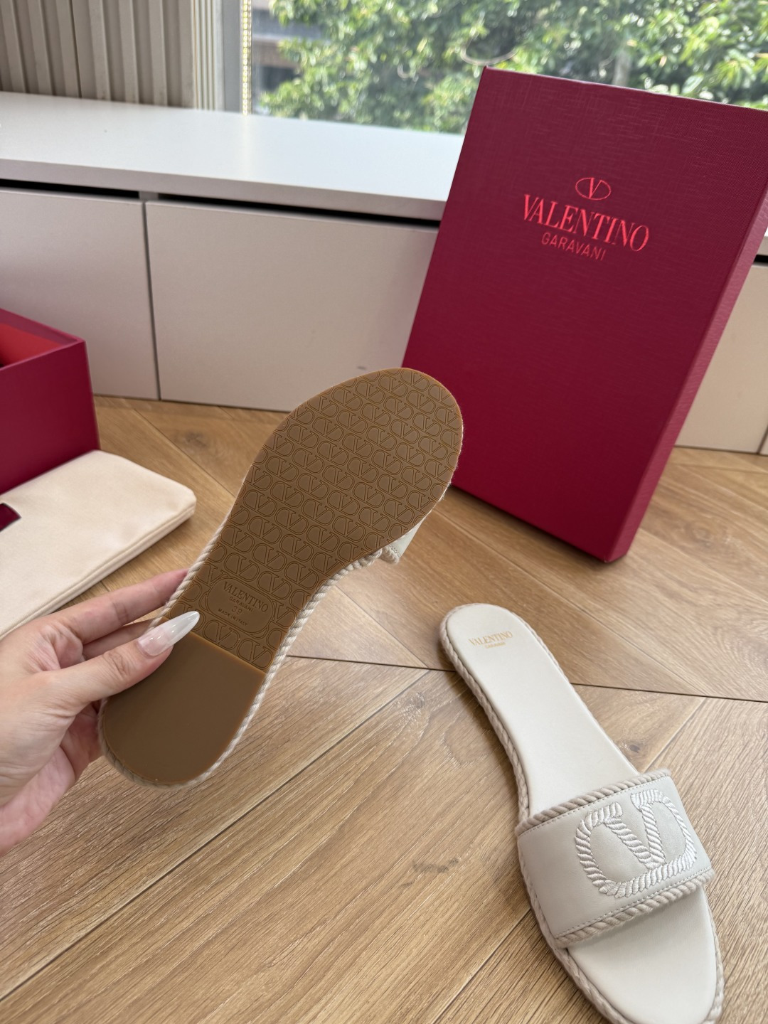 G171顶级品质 VALENTINO华伦天奴经典凉鞋单鞋春夏VLOGO SIGNATURE鞋型线条流畅.版型超赞上脚舒适 G171顶级品质 VALENTINO华伦天奴经典凉鞋单鞋春夏VLOGO SIGNATURE鞋型线条流畅.版型超赞上脚舒适
