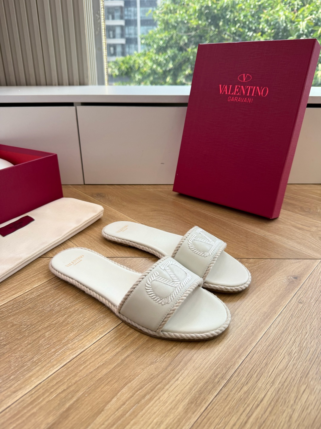 G171顶级品质 VALENTINO华伦天奴经典凉鞋单鞋春夏VLOGO SIGNATURE鞋型线条流畅.版型超赞上脚舒适 G171顶级品质 VALENTINO华伦天奴经典凉鞋单鞋春夏VLOGO SIGNATURE鞋型线条流畅.版型超赞上脚舒适