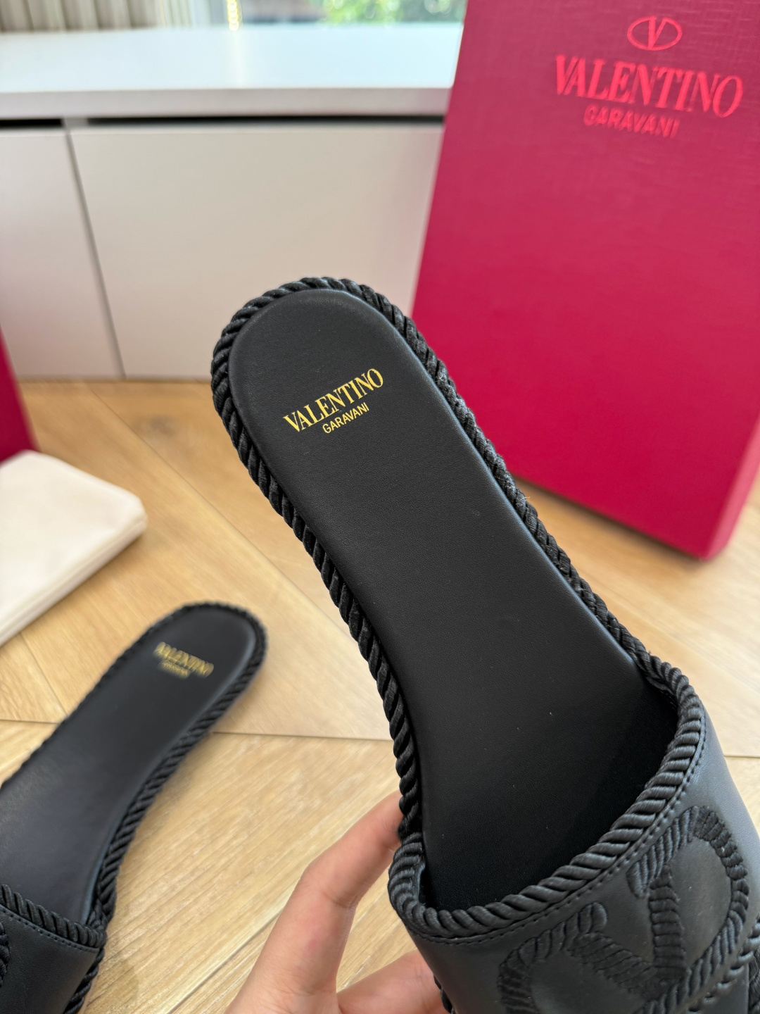 G171顶级品质 VALENTINO华伦天奴经典凉鞋单鞋春夏VLOGO SIGNATURE鞋型线条流畅.版型超赞上脚舒适 G171顶级品质 VALENTINO华伦天奴经典凉鞋单鞋春夏VLOGO SIGNATURE鞋型线条流畅.版型超赞上脚舒适