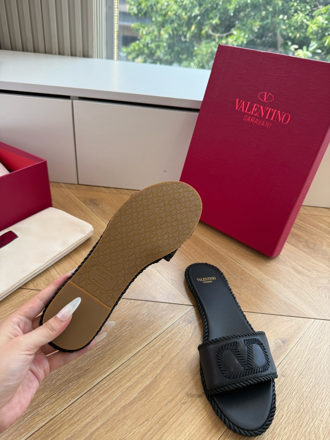 G171顶级品质 VALENTINO华伦天奴经典凉鞋单鞋春夏VLOGO SIGNATURE鞋型线条流畅.版型超赞上脚舒适 G171顶级品质 VALENTINO华伦天奴经典凉鞋单鞋春夏VLOGO SIGNATURE鞋型线条流畅.版型超赞上脚舒适