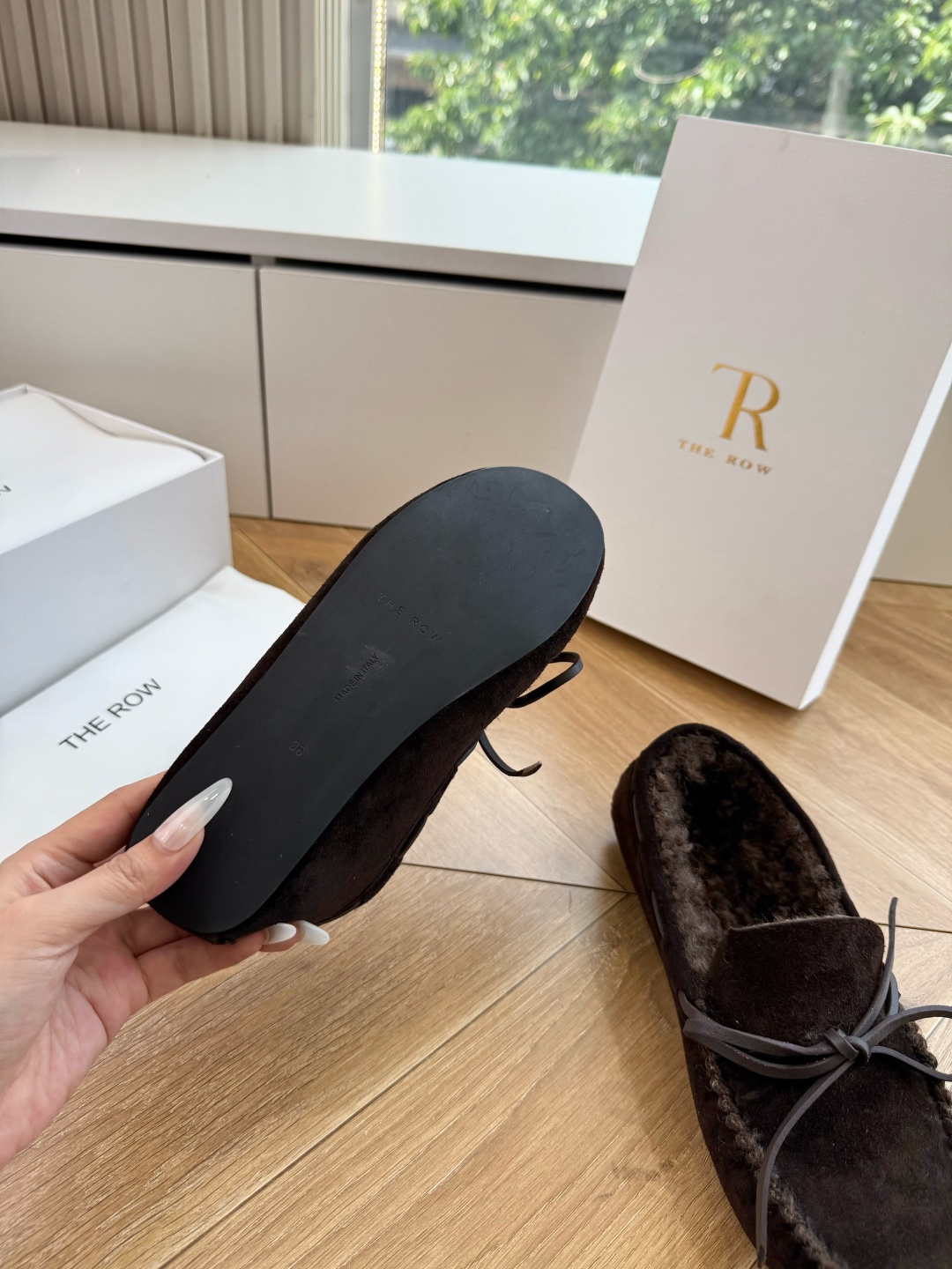 G679代购级别the roe羊卷毛棉鞋单鞋一定要收了它 有一丢高级又简约的感觉其实除了好看以外它的舒适度真的是好穿到舍 G679代购级别the roe羊卷毛棉鞋单鞋一定要收了它 有一丢高级又简约的感觉其实除了好看以外它的舒适度真的是好穿到舍