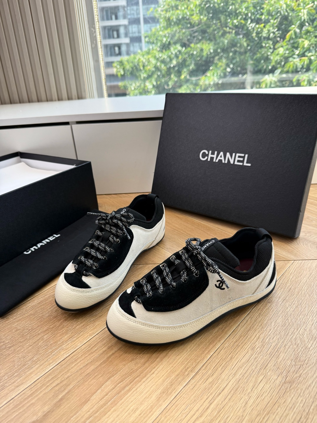 G059chanel26a球鞋美到心巴上 一买一个不吱声 讲道理 看到实物穿上脚 就会觉得右边黑色的更好看 有底有厚度 G059chanel26a球鞋美到心巴上 一买一个不吱声 讲道理 看到实物穿上脚 就会觉得右边黑色的更好看 有底有厚度