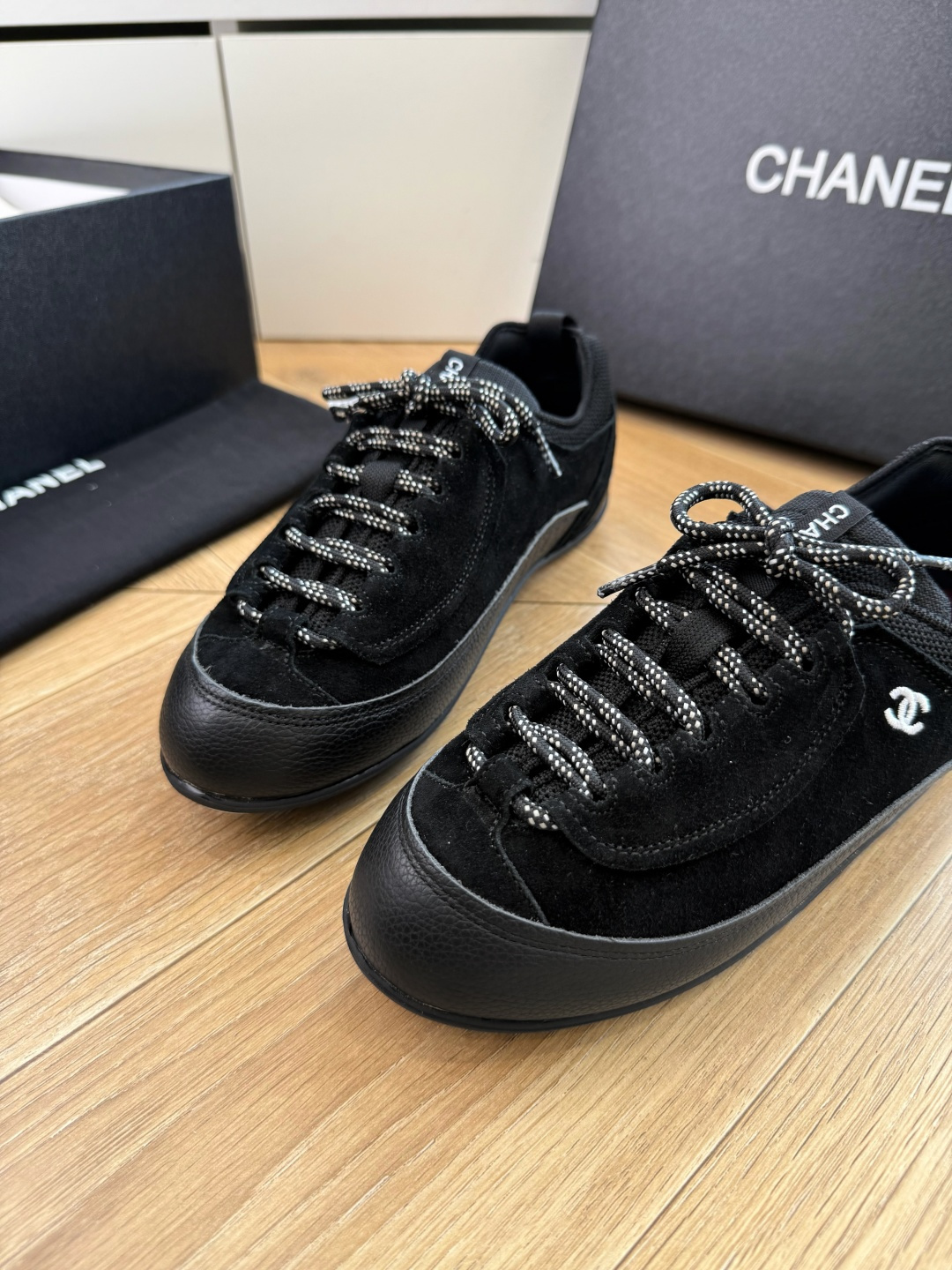 G059chanel26a球鞋美到心巴上 一买一个不吱声 讲道理 看到实物穿上脚 就会觉得右边黑色的更好看 有底有厚度 G059chanel26a球鞋美到心巴上 一买一个不吱声 讲道理 看到实物穿上脚 就会觉得右边黑色的更好看 有底有厚度