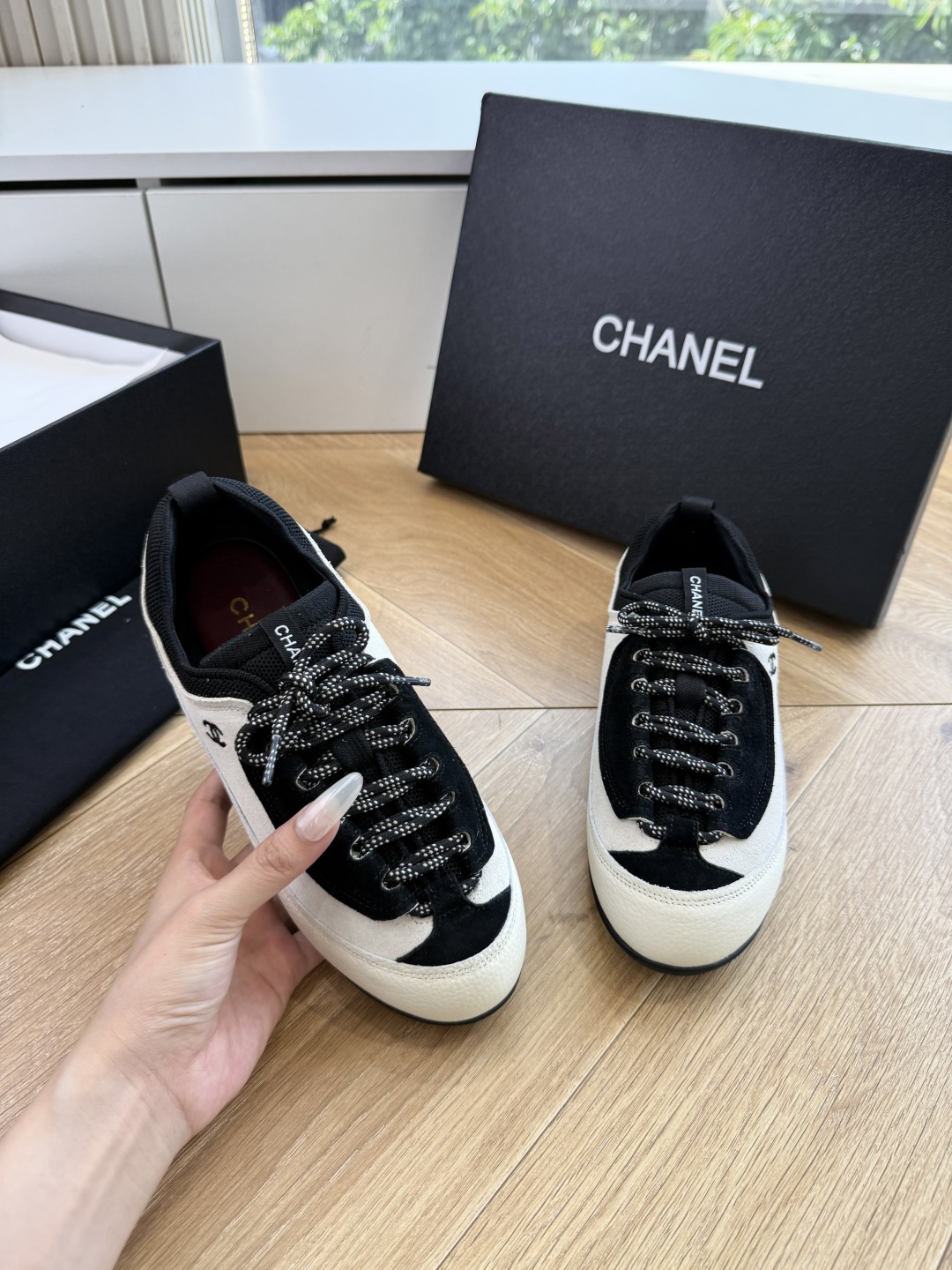 G059chanel26a球鞋美到心巴上 一买一个不吱声 讲道理 看到实物穿上脚 就会觉得右边黑色的更好看 有底有厚度 G059chanel26a球鞋美到心巴上 一买一个不吱声 讲道理 看到实物穿上脚 就会觉得右边黑色的更好看 有底有厚度