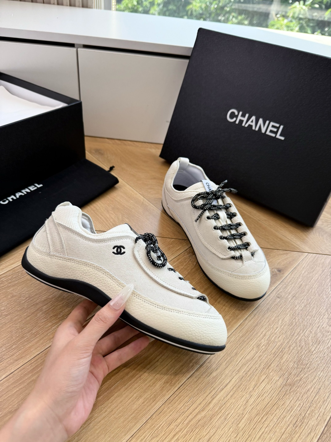 G059chanel26a球鞋美到心巴上 一买一个不吱声 讲道理 看到实物穿上脚 就会觉得右边黑色的更好看 有底有厚度 G059chanel26a球鞋美到心巴上 一买一个不吱声 讲道理 看到实物穿上脚 就会觉得右边黑色的更好看 有底有厚度