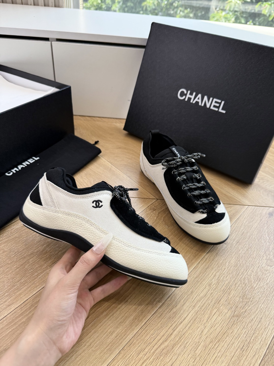G059chanel26a球鞋美到心巴上 一买一个不吱声 讲道理 看到实物穿上脚 就会觉得右边黑色的更好看 有底有厚度 G059chanel26a球鞋美到心巴上 一买一个不吱声 讲道理 看到实物穿上脚 就会觉得右边黑色的更好看 有底有厚度