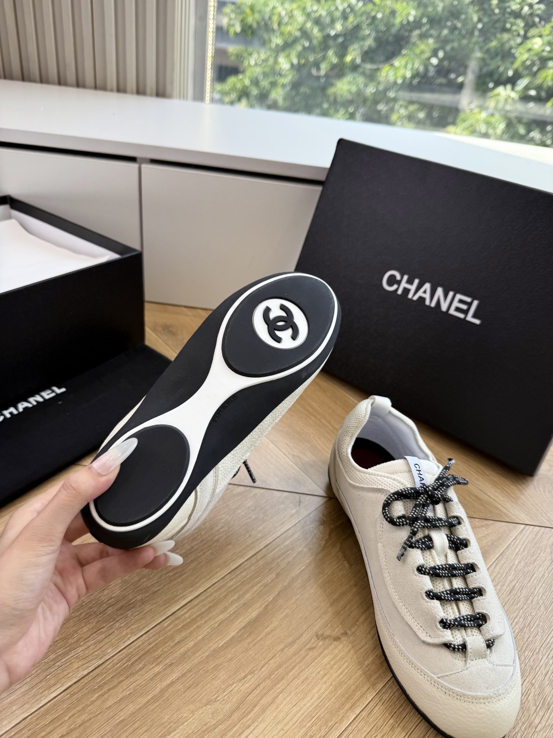 G059chanel26a球鞋美到心巴上 一买一个不吱声 讲道理 看到实物穿上脚 就会觉得右边黑色的更好看 有底有厚度 G059chanel26a球鞋美到心巴上 一买一个不吱声 讲道理 看到实物穿上脚 就会觉得右边黑色的更好看 有底有厚度