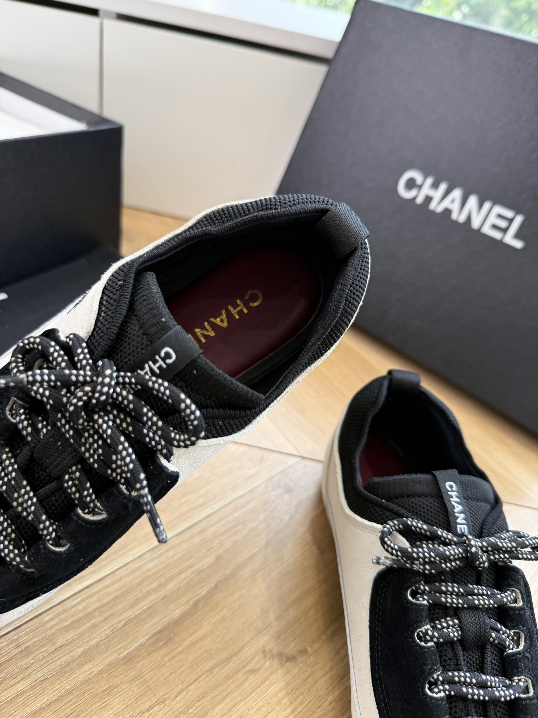 G059chanel26a球鞋美到心巴上 一买一个不吱声 讲道理 看到实物穿上脚 就会觉得右边黑色的更好看 有底有厚度 G059chanel26a球鞋美到心巴上 一买一个不吱声 讲道理 看到实物穿上脚 就会觉得右边黑色的更好看 有底有厚度
