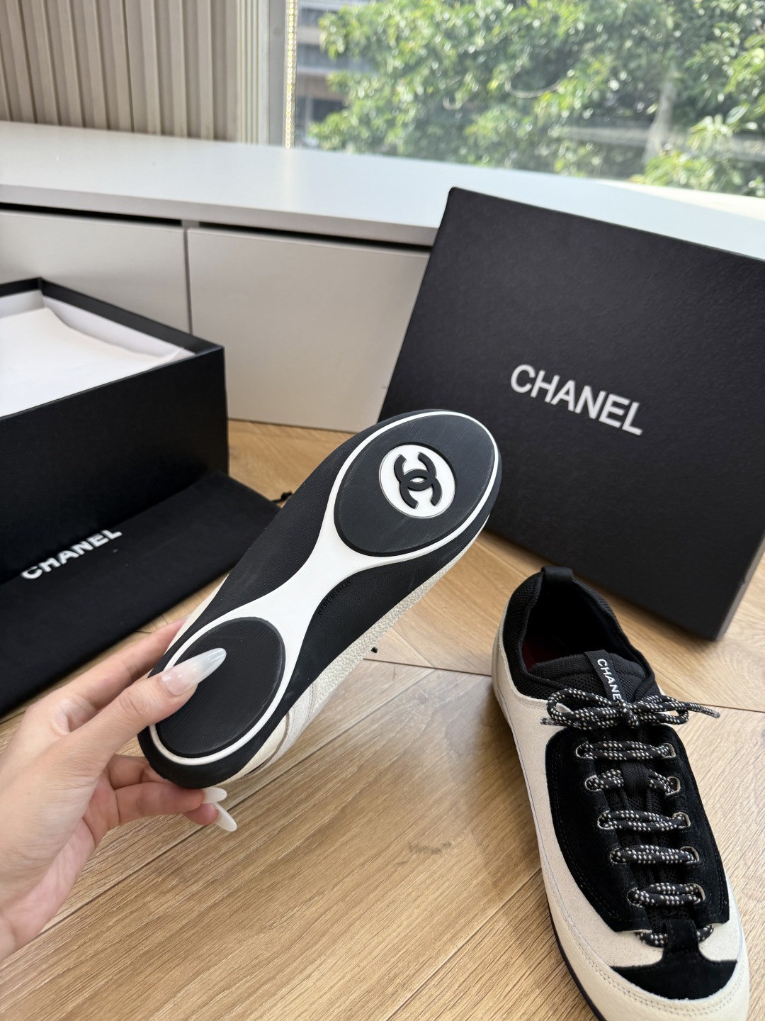 G059chanel26a球鞋美到心巴上 一买一个不吱声 讲道理 看到实物穿上脚 就会觉得右边黑色的更好看 有底有厚度 G059chanel26a球鞋美到心巴上 一买一个不吱声 讲道理 看到实物穿上脚 就会觉得右边黑色的更好看 有底有厚度