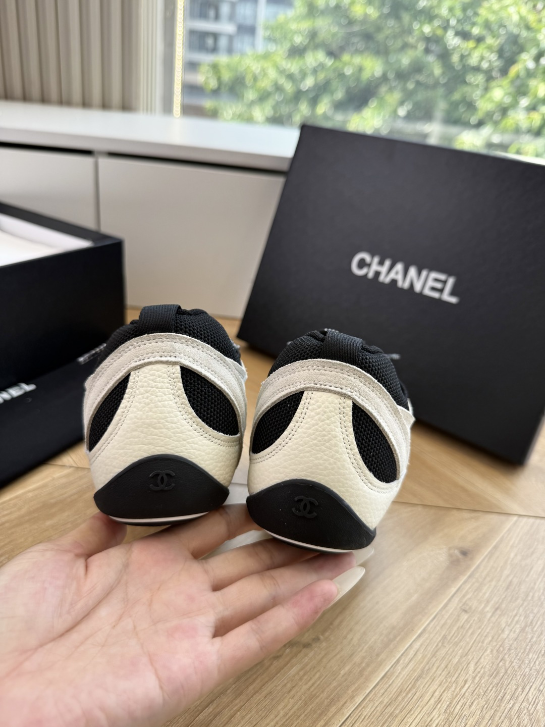 G059chanel26a球鞋美到心巴上 一买一个不吱声 讲道理 看到实物穿上脚 就会觉得右边黑色的更好看 有底有厚度 G059chanel26a球鞋美到心巴上 一买一个不吱声 讲道理 看到实物穿上脚 就会觉得右边黑色的更好看 有底有厚度