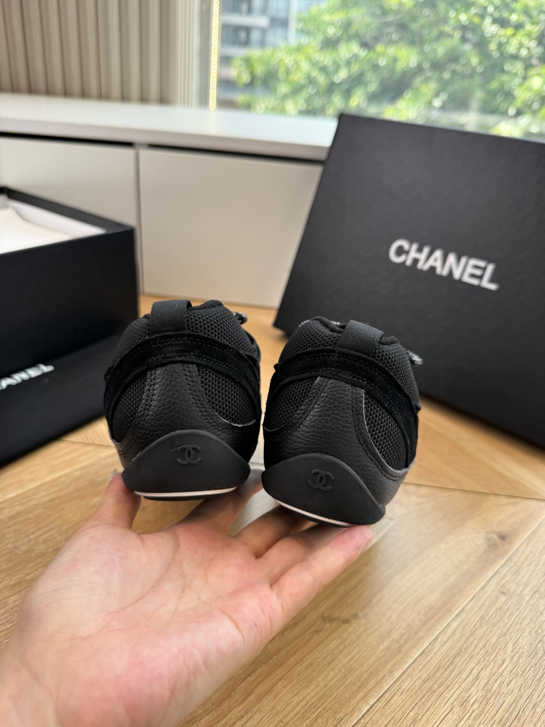 G059chanel26a球鞋美到心巴上 一买一个不吱声 讲道理 看到实物穿上脚 就会觉得右边黑色的更好看 有底有厚度 G059chanel26a球鞋美到心巴上 一买一个不吱声 讲道理 看到实物穿上脚 就会觉得右边黑色的更好看 有底有厚度