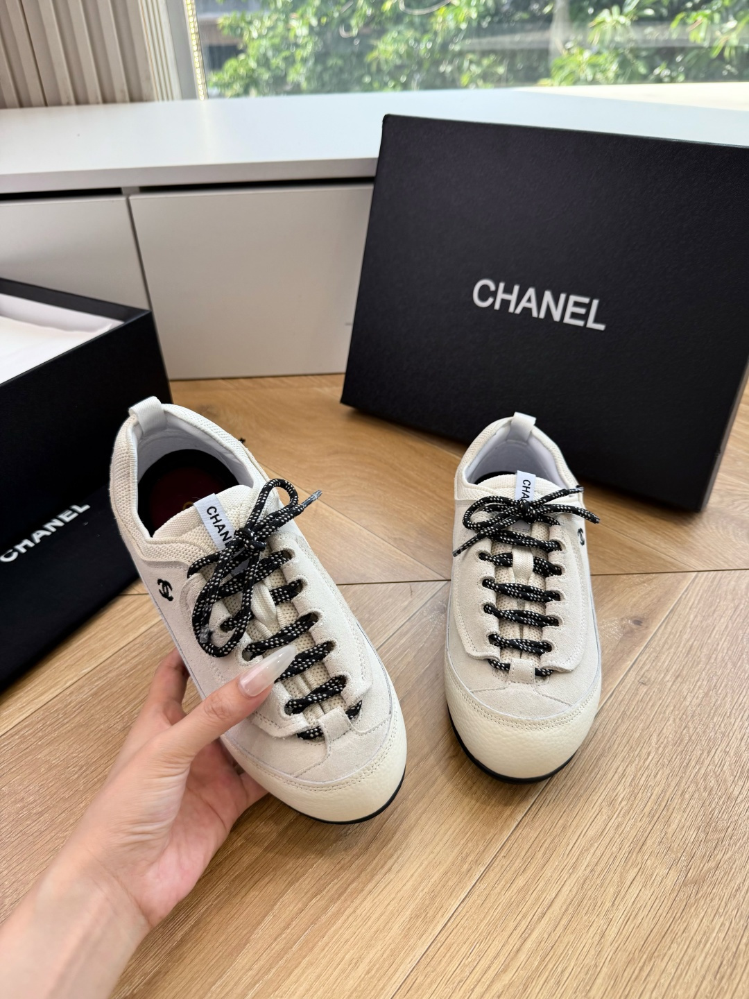 G059chanel26a球鞋美到心巴上 一买一个不吱声 讲道理 看到实物穿上脚 就会觉得右边黑色的更好看 有底有厚度 G059chanel26a球鞋美到心巴上 一买一个不吱声 讲道理 看到实物穿上脚 就会觉得右边黑色的更好看 有底有厚度