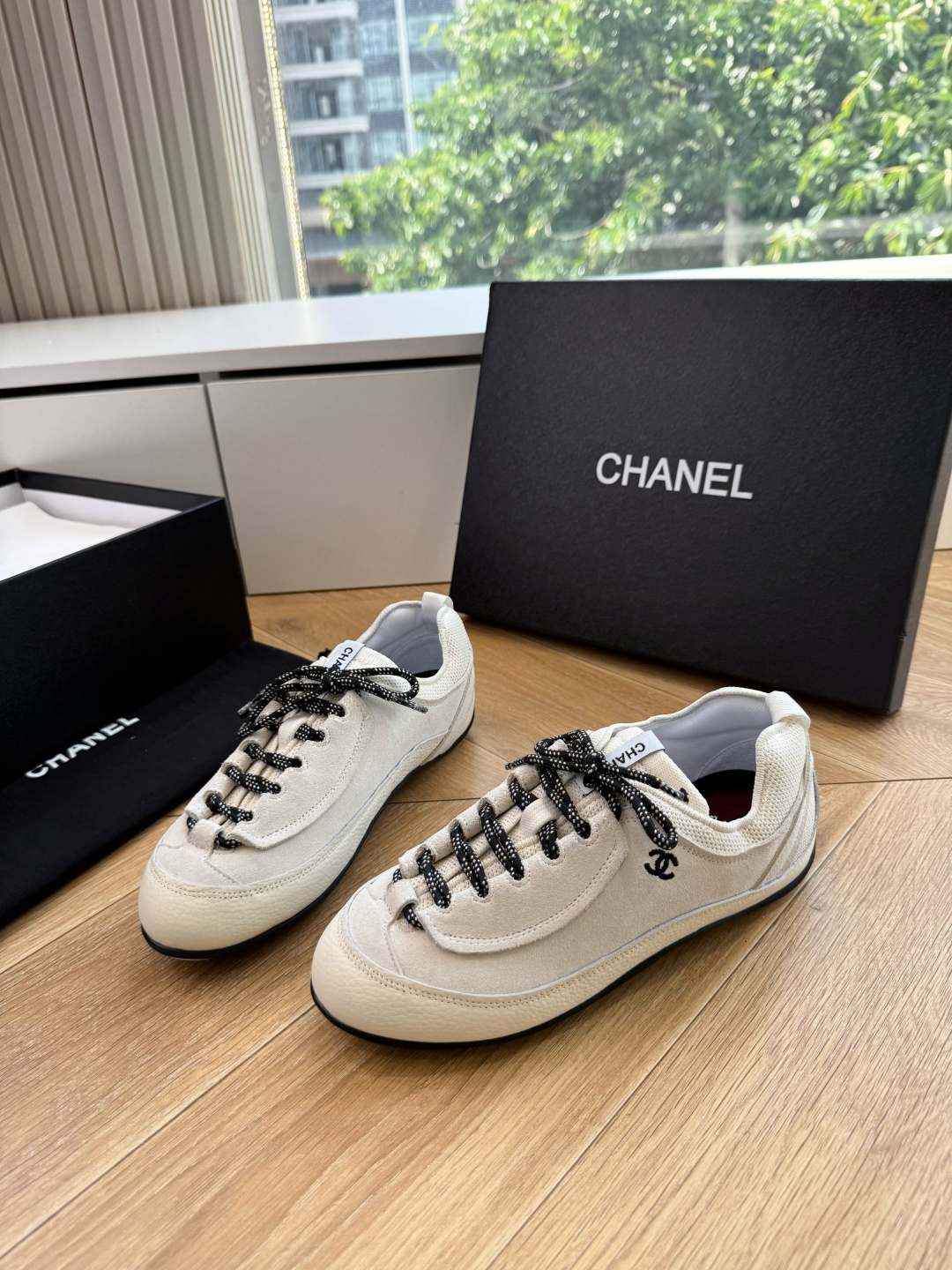 G059chanel26a球鞋美到心巴上 一买一个不吱声 讲道理 看到实物穿上脚 就会觉得右边黑色的更好看 有底有厚度 G059chanel26a球鞋美到心巴上 一买一个不吱声 讲道理 看到实物穿上脚 就会觉得右边黑色的更好看 有底有厚度
