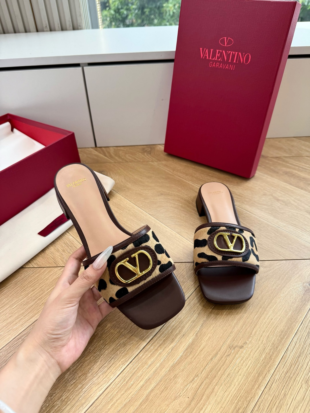 G678所见即所得VALENTINO华伦天奴经典2026春夏VLOGO SIGNATURE金属扣拖鞋凉鞋一字带 鞋型线条 G678所见即所得VALENTINO华伦天奴经典2026春夏VLOGO SIGNATURE金属扣拖鞋凉鞋一字带 鞋型线条