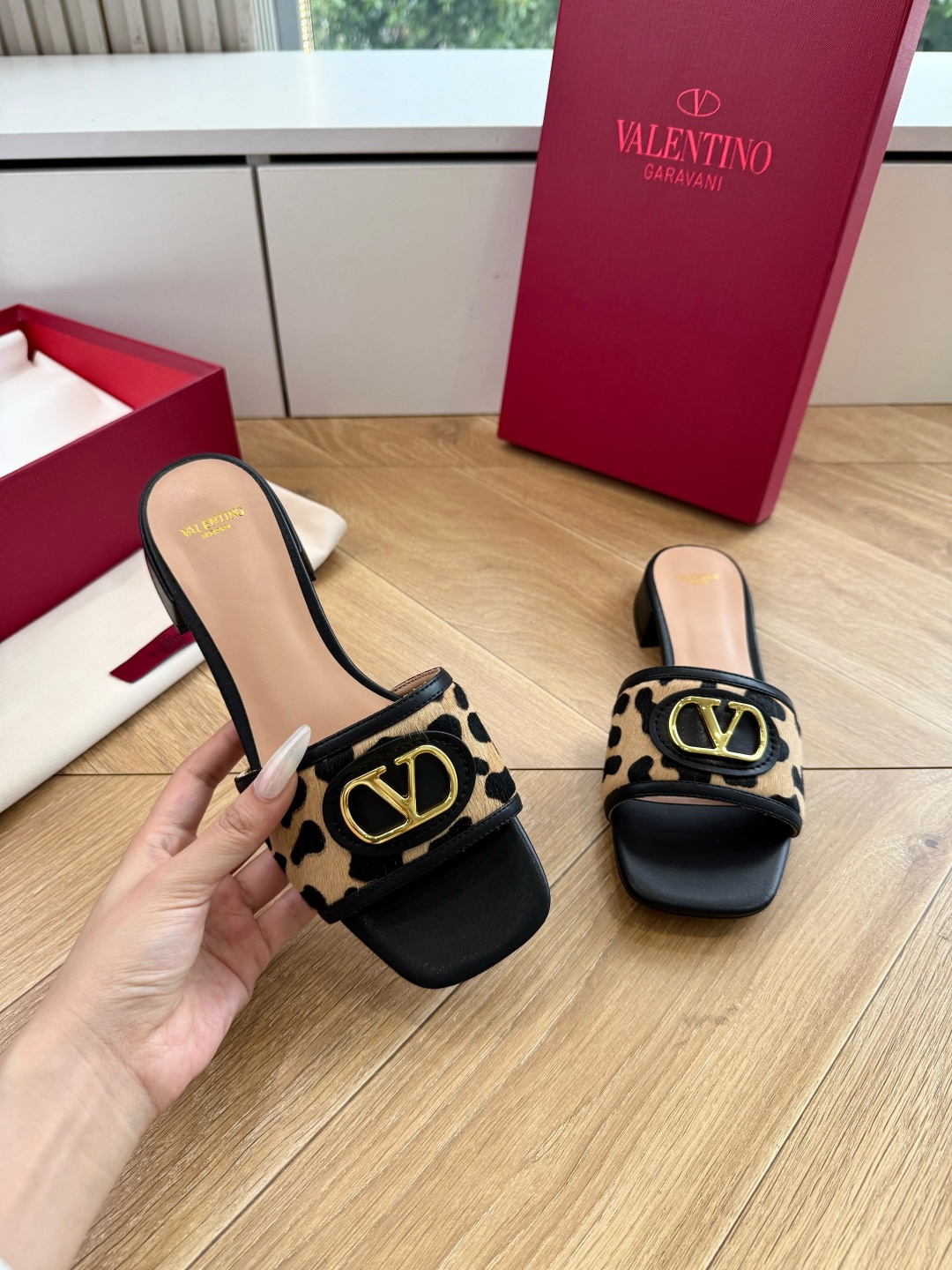 G678所见即所得VALENTINO华伦天奴经典2026春夏VLOGO SIGNATURE金属扣拖鞋凉鞋一字带 鞋型线条