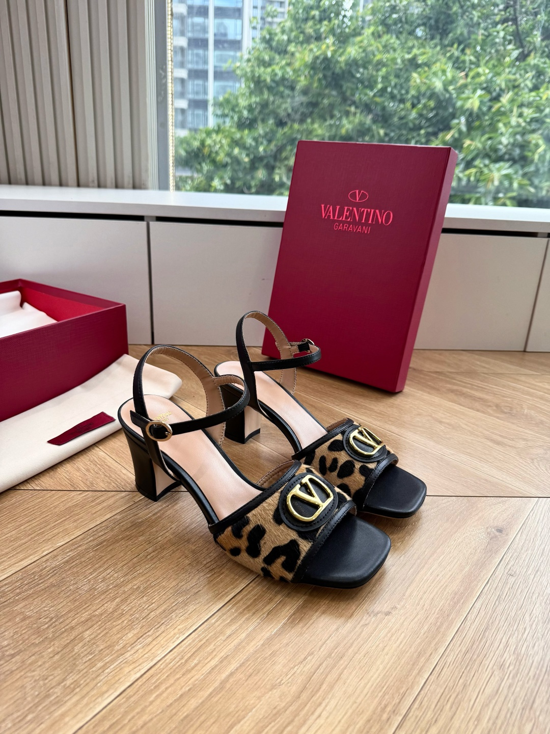 G678所见即所得VALENTINO华伦天奴经典2026春夏VLOGO SIGNATURE金属扣拖鞋凉鞋一字带 鞋型线条 G678所见即所得VALENTINO华伦天奴经典2026春夏VLOGO SIGNATURE金属扣拖鞋凉鞋一字带 鞋型线条