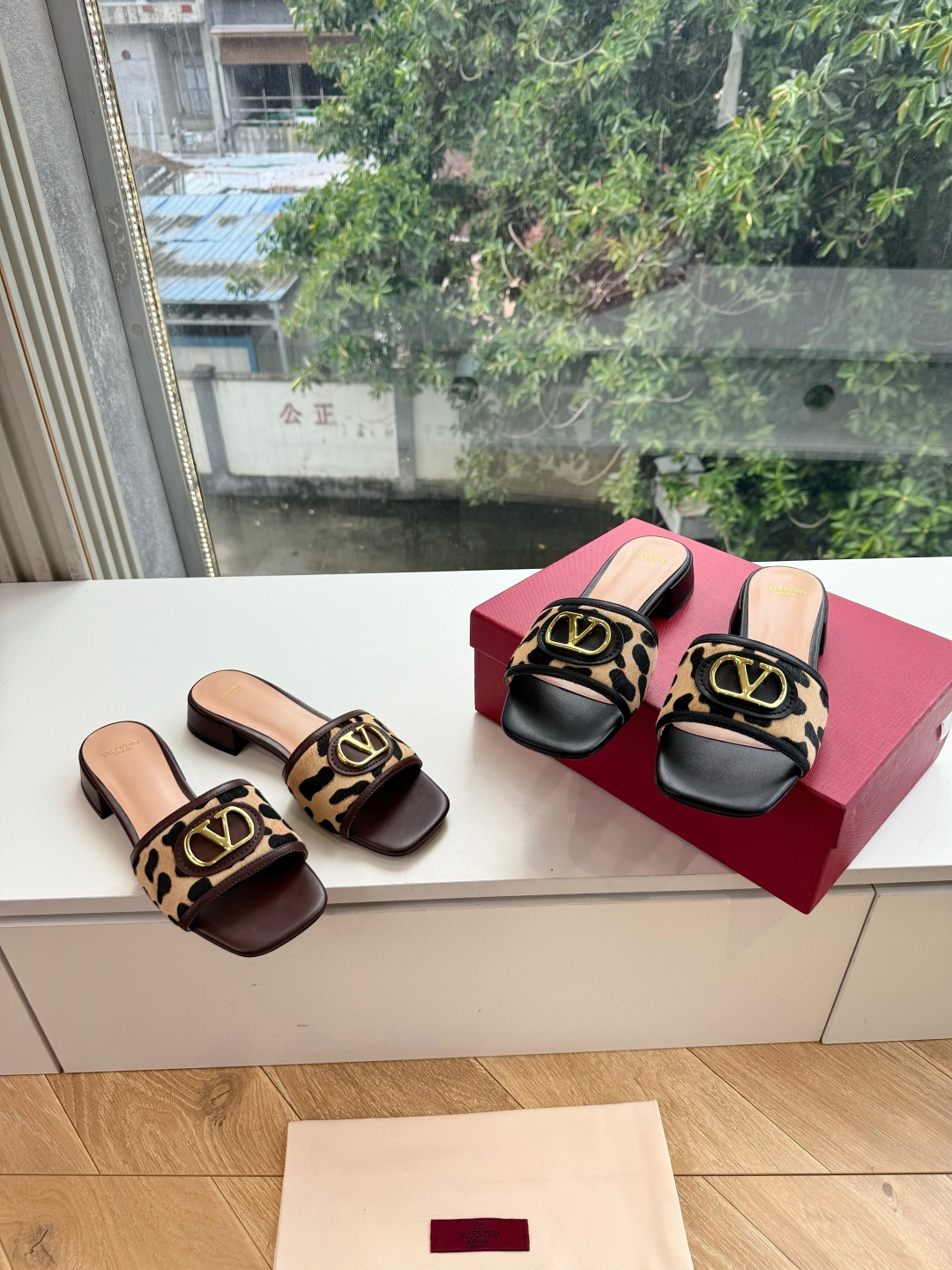 G678所见即所得VALENTINO华伦天奴经典2026春夏VLOGO SIGNATURE金属扣拖鞋凉鞋一字带 鞋型线条 G678所见即所得VALENTINO华伦天奴经典2026春夏VLOGO SIGNATURE金属扣拖鞋凉鞋一字带 鞋型线条
