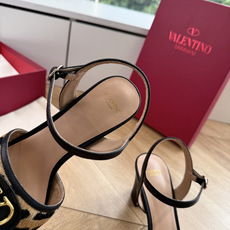 G678所见即所得VALENTINO华伦天奴经典2026春夏VLOGO SIGNATURE金属扣拖鞋凉鞋一字带 鞋型线条 G678所见即所得VALENTINO华伦天奴经典2026春夏VLOGO SIGNATURE金属扣拖鞋凉鞋一字带 鞋型线条