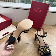 G678所见即所得VALENTINO华伦天奴经典2026春夏VLOGO SIGNATURE金属扣拖鞋凉鞋一字带 鞋型线条 G678所见即所得VALENTINO华伦天奴经典2026春夏VLOGO SIGNATURE金属扣拖鞋凉鞋一字带 鞋型线条