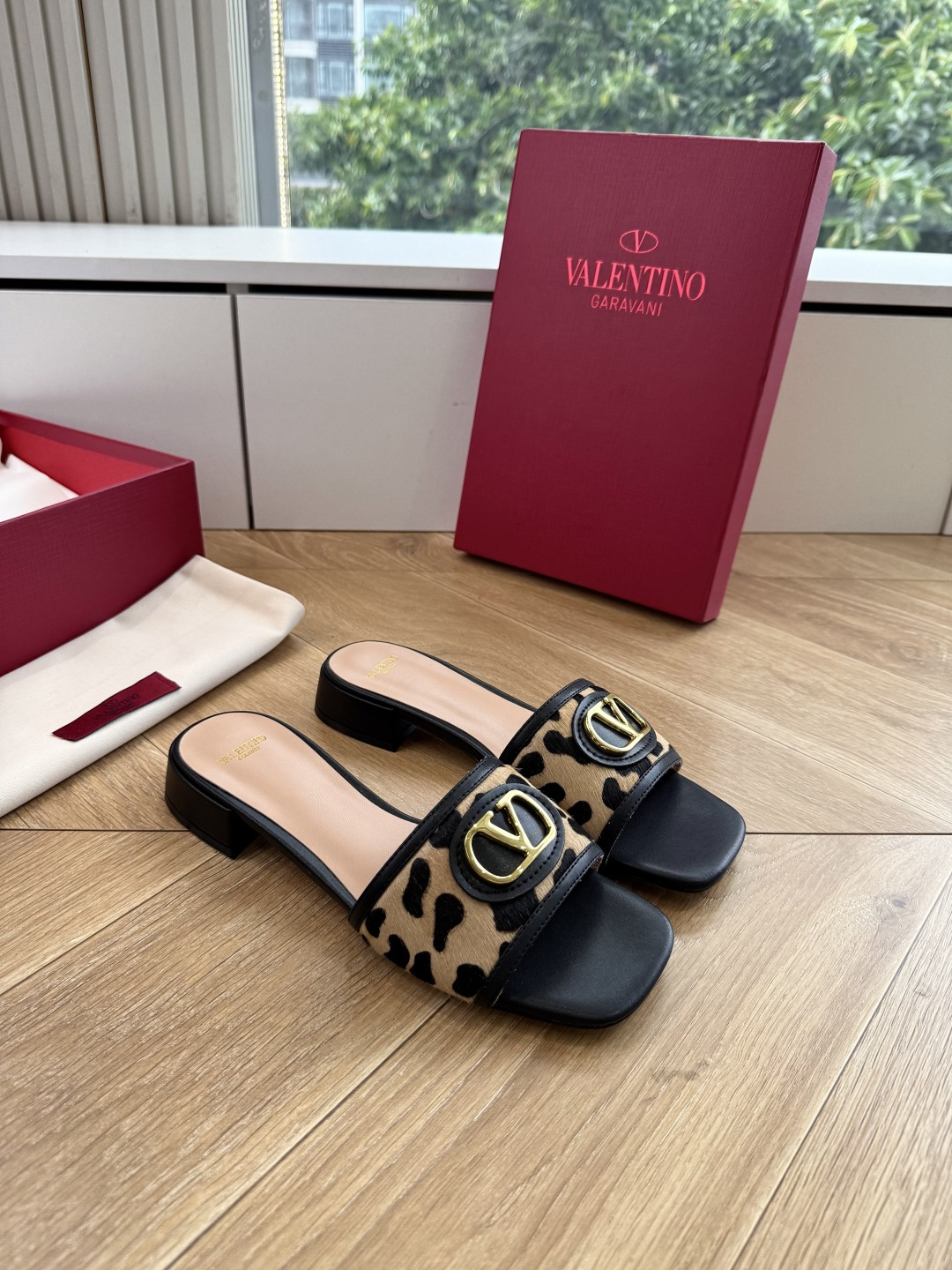 G678所见即所得VALENTINO华伦天奴经典2026春夏VLOGO SIGNATURE金属扣拖鞋凉鞋一字带 鞋型线条