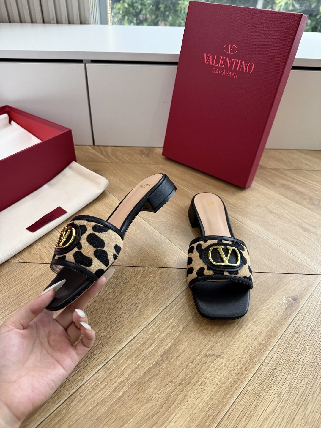 G678所见即所得VALENTINO华伦天奴经典2026春夏VLOGO SIGNATURE金属扣拖鞋凉鞋一字带 鞋型线条