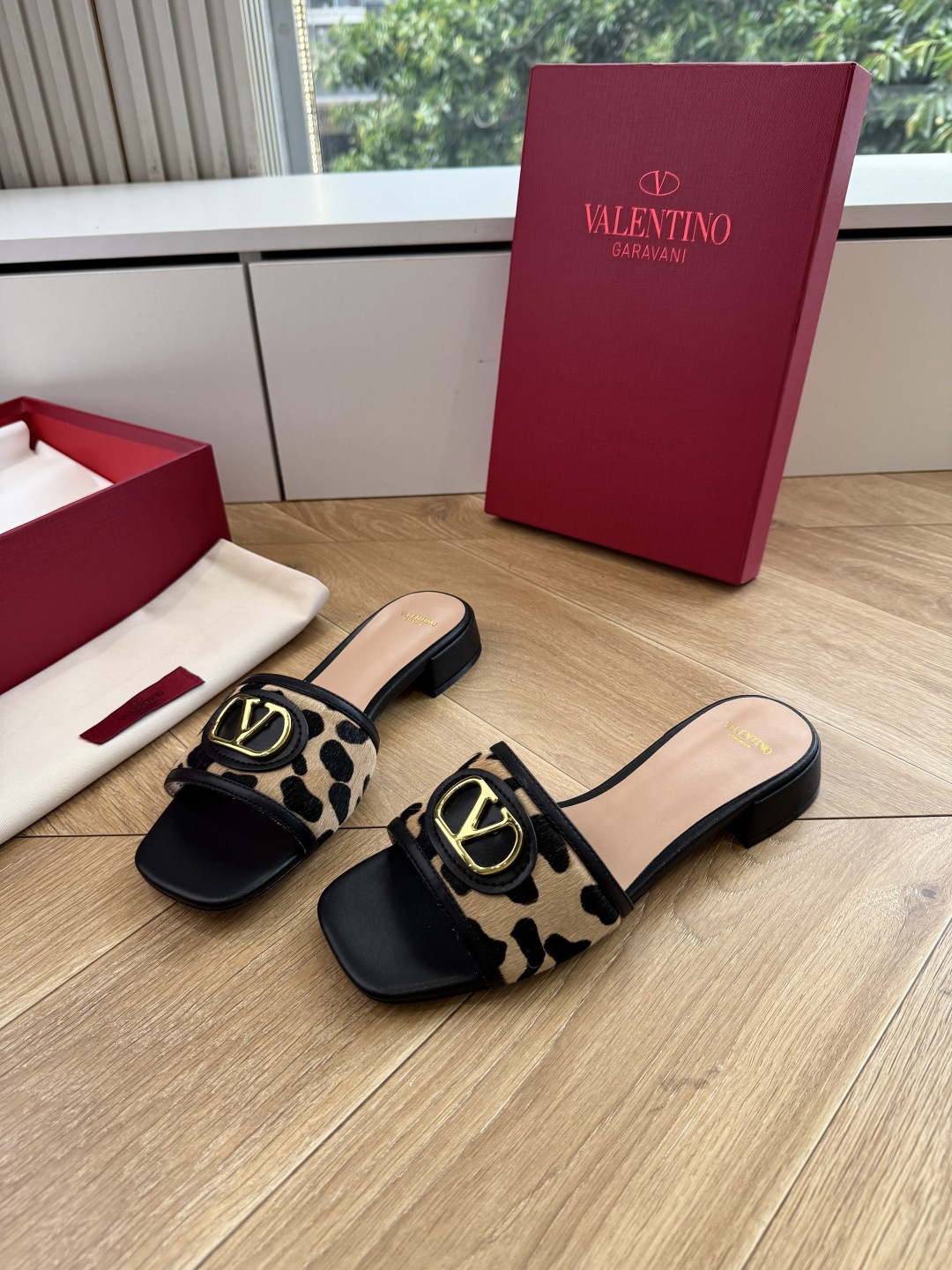 G678所见即所得VALENTINO华伦天奴经典2026春夏VLOGO SIGNATURE金属扣拖鞋凉鞋一字带 鞋型线条